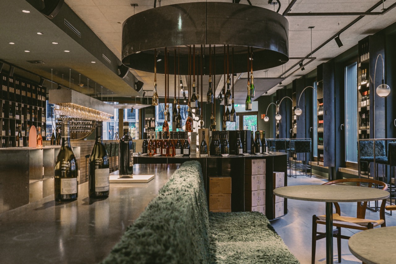 Projektfoto GREGORS boutique vinothek – Verkaufsraum mit Weinregalen, Präsentationsflächen und Sondermöbeln