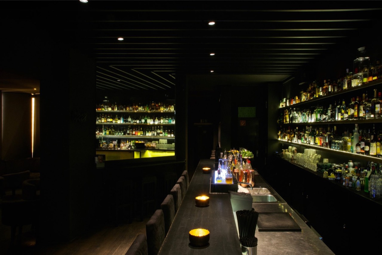 Projektfoto MANOAMANO Bar Wiesbaden – Bartresen mit hinterleuchteter Flaschenwand und Arbeitsbereich